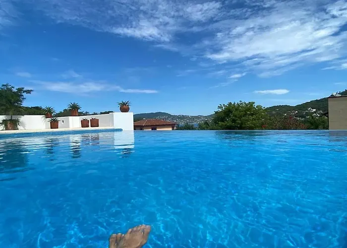 Apartahotel Violeta | Ocean Views Above Playa La Ropa 3*