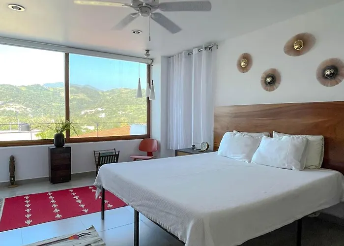 Apartahotel Violeta | Ocean Views Above Playa La Ropa 3*