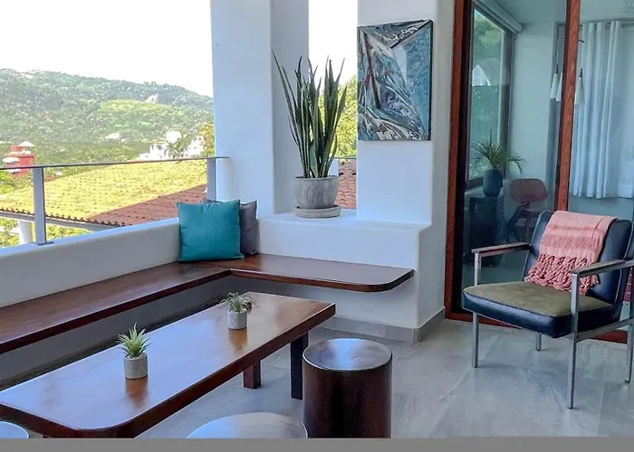 Apartahotel Violeta | Ocean Views Above Playa La Ropa